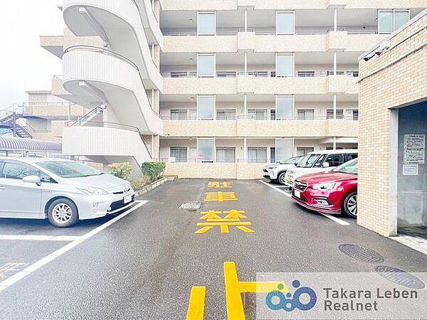【駐車場】敷地内に平面駐車場を兼ね備えており、ご家族でのお車のご移動がスムーズに行えます。