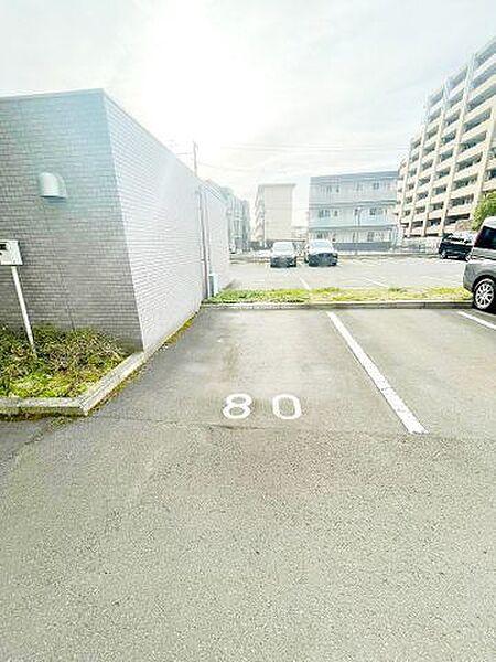 【駐車場】使用権付きの駐車場スペースです。角に駐車ができるのも嬉しいポイントですね！