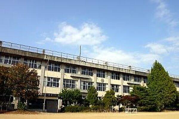 【周辺】仙台市立中田小学校 徒歩9分。 650m