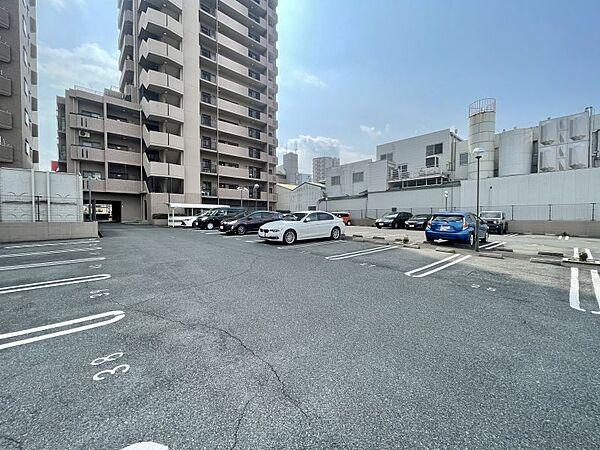 【駐車場】平面駐車場は広いので駐車しやすいです。