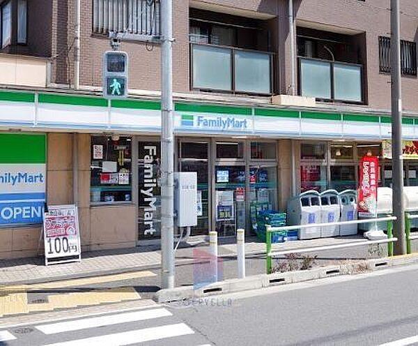 【周辺】ファミリーマート志村駅前通り店 徒歩1分。 70m
