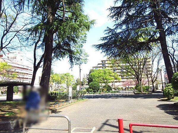 【周辺】ＪＲ赤羽駅近くの毎日賑やかな公園です。
