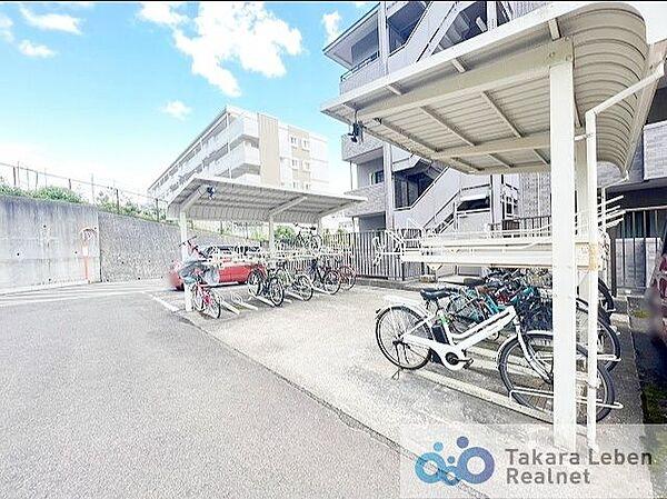 【駐車場】敷地内には駐車場や駐輪場もございます。
