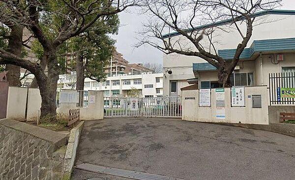 【周辺】板橋区立志村小学校 徒歩10分。 800m