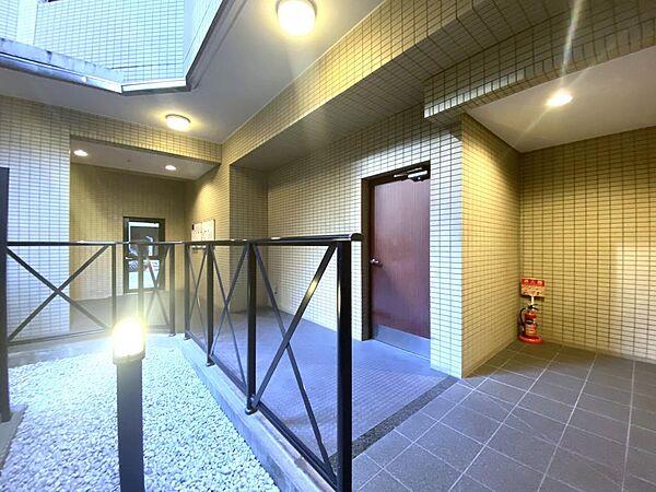 【エントランス】エントランスからエレベーターへの廊下は半吹き抜けタイプで、自然光を取り込む構造。