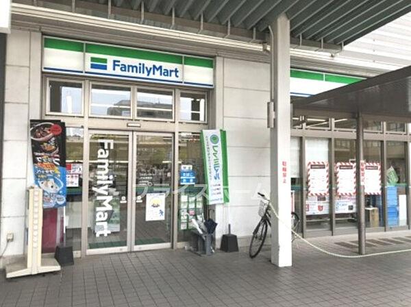 【周辺】【コンビニエンスストア】ファミリーマート JR吉塚駅店まで947ｍ