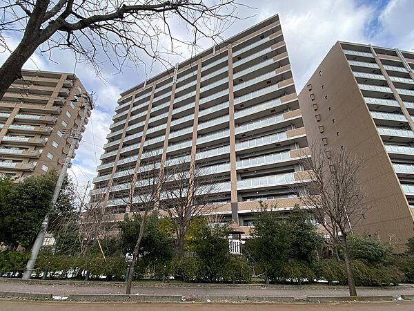 【外観】東金沢駅が目の前、１４階建の高層マンションです。