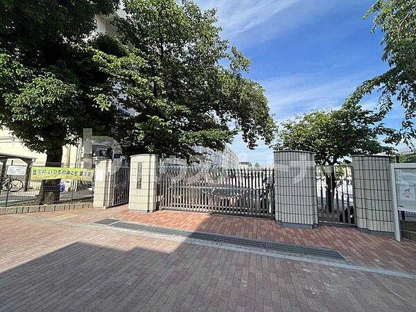 【周辺】板橋区立西台中学校 徒歩20分。 1550m