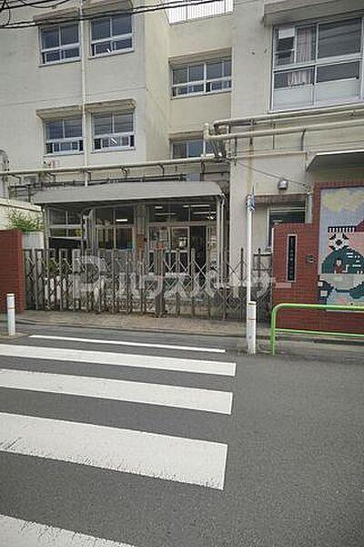 【周辺】板橋区立志村第三小学校 徒歩6分。 420m