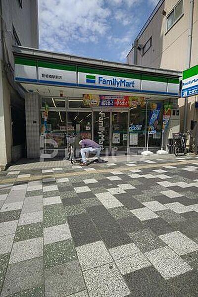【周辺】ファミリーマート新板橋駅前店 徒歩2分。 120m