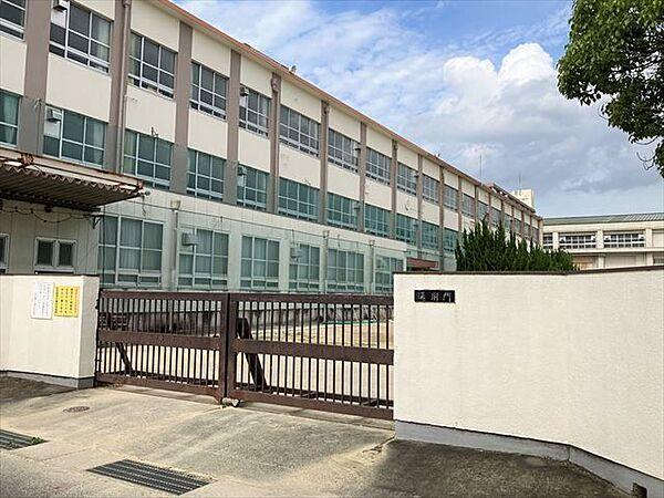 【周辺】【名古屋市立楠中学校】「強く、正しく、清らかに」を校訓に掲げています。 750m