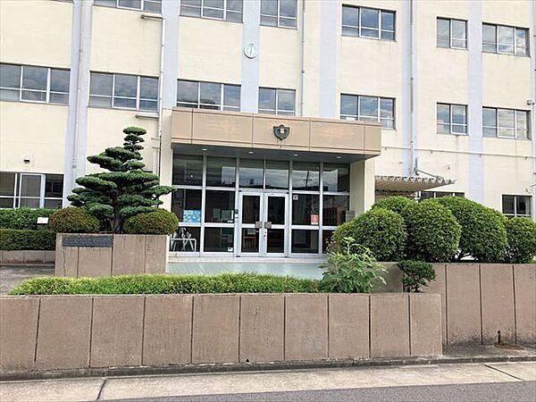 【周辺】【名古屋市立若葉中学校】「誠－規律・勤勉・自主・友愛・協調－」を教育目標に掲げています。 160m