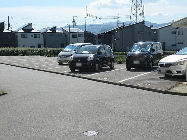 【駐車場】駐車場はほとんどが縦列駐車になります。