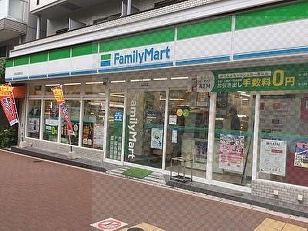 【周辺】ファミリーマート早稲田鶴巻町店 徒歩3分。 240m