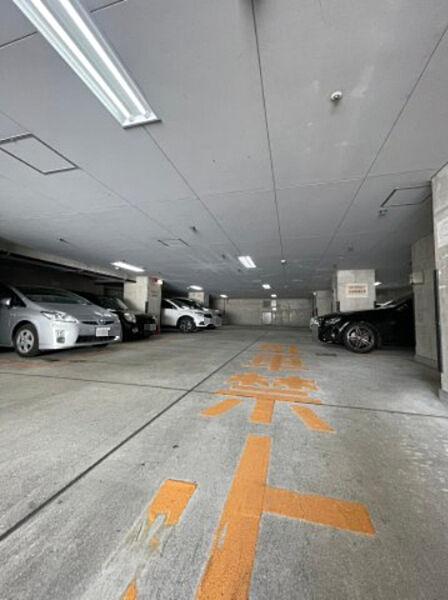 【駐車場】駐車スペースも広々としています。