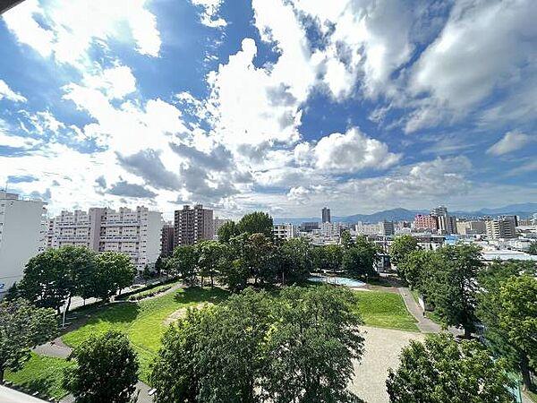 【周辺】建物向かいは東札幌公園で陽当たり・眺望ともに良好です♪