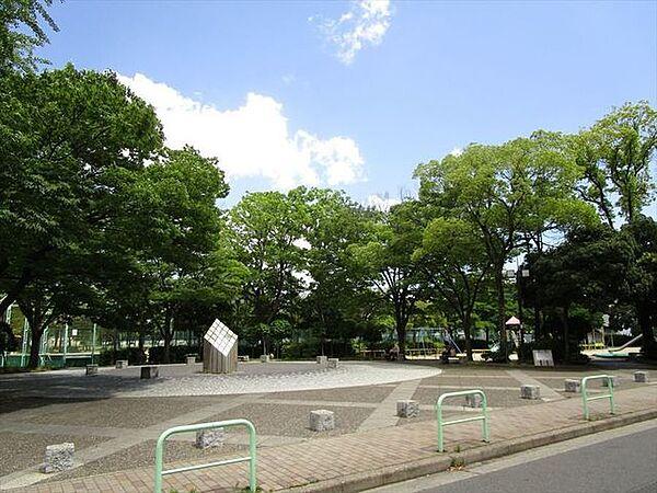 【周辺】露橋公園　ナゴヤ球場に隣接している公園でコンビネーション遊具やバスケットゴール、グラウンドがあり、広々とした公園です。 740m