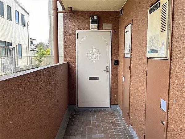 【外観】玄関外の写真です。角部屋にあたり、玄関前を通る人が少ないので、生活音が響きにくくプライバシーも確保しやすくなります。（2024年5月14日撮影）