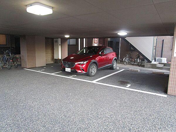 【駐車場】マンション1階駐車場