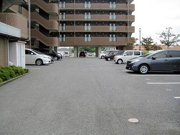 【駐車場】広々した平面駐車場！2台目可