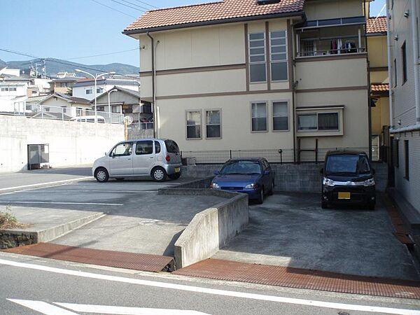 【駐車場】建物左側に入居者様専用の駐車場付き♪