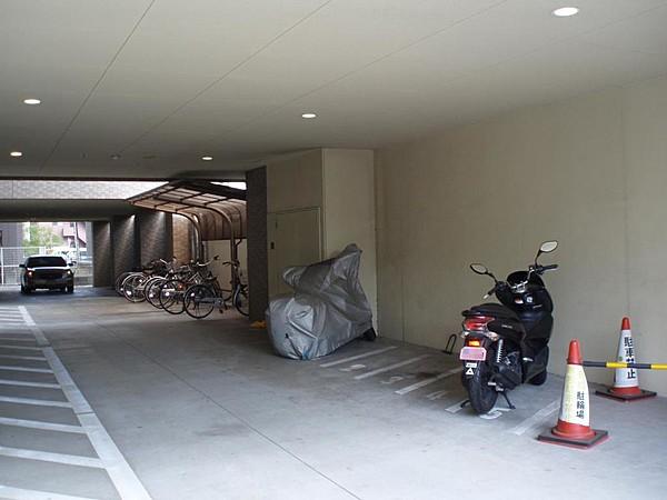 【駐車場】大型バイクの駐輪も可能な駐輪場あり