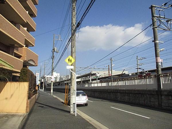 【外観】南側前面道路は歩道付きで約11ｍの幅員です。ＪＲ新井口駅は目の前です。