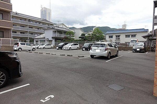 【駐車場】敷地内平面駐車場です。区画分けされ見通しも良く駐車しやすいです。