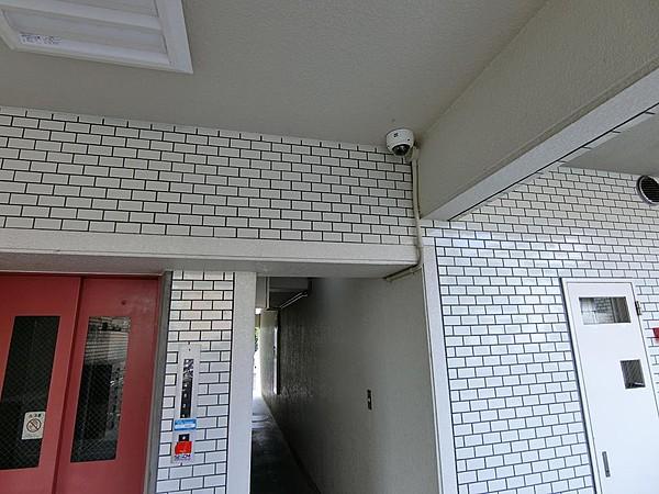 【エントランス】エレベーター前、駐輪場に合わせて3台の防犯カメラを設置しています。