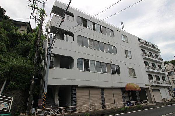 【外観】JR横須賀線「田浦」駅からたったの徒歩2分！便利な立地にある4階建てのマンションです