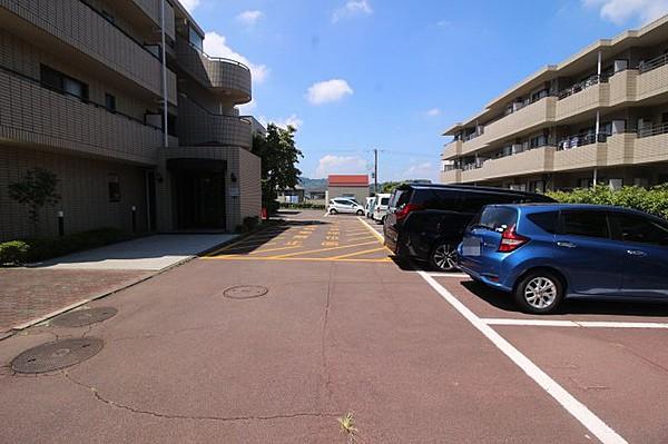 【駐車場】エントランス前に平置きの駐車場が用意されています。空き状況についてはご確認下さい