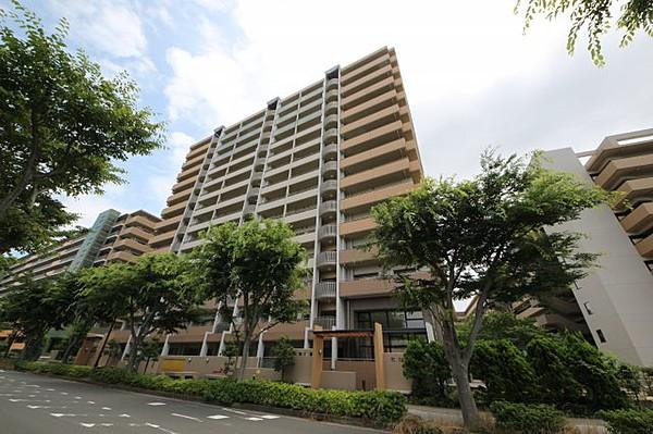 【外観】人気の平成町エリアにある高級感あふれるたたずまいのマンション。平成13年5月築、総戸数82戸の14階建て