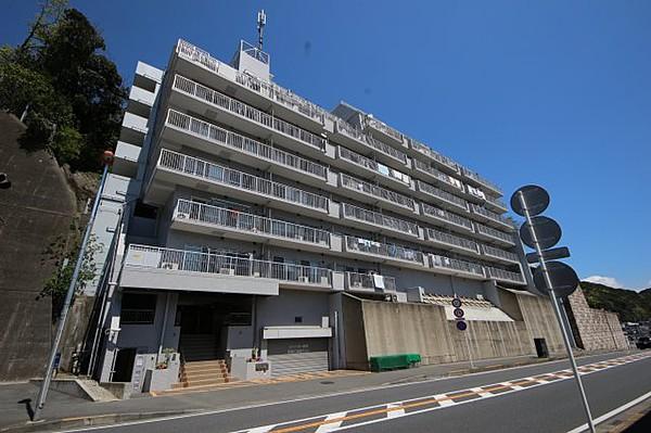【外観】始発駅の「浦賀」駅から平坦徒歩5分高速道路のインターもすぐそこで、利便性の高い立地にあるマンションです
