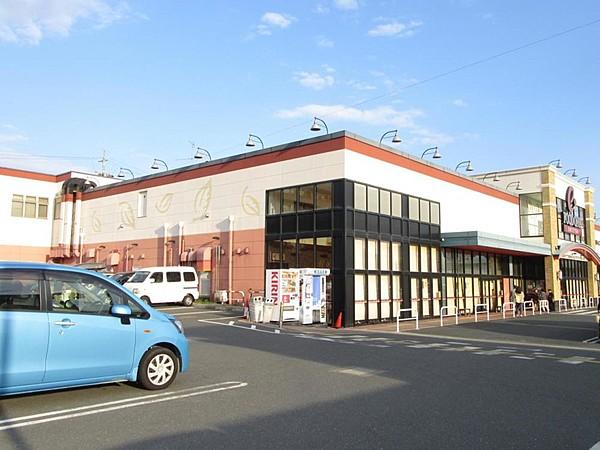 【周辺】スーパーは徒歩1分でお買い物便利。クリーニング店、ATM併設しています。