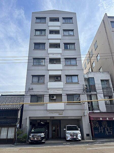 【外観】全戸25戸のマンション。近隣には近江町市場や金沢エムザ、金沢城公園などがあります