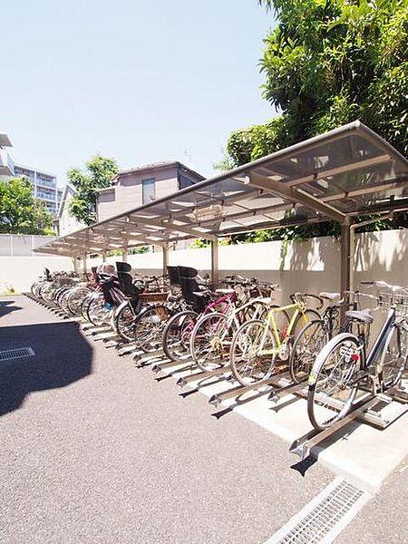 【外観】【駐輪場】駐輪場にも屋根がある為自転車が濡れにくくなっております！