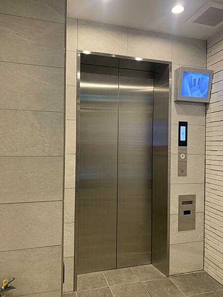 【外観】エレベーターには防犯カメラが設置されています。