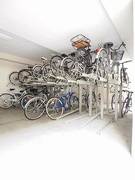 【外観】【駐輪場】　スペースを有効に使った2段式自転車置き場☆　屋内なので、大切な自転車を雨風から守ります☆☆　他にも駐車場もあり、ライフスタイルに合わせてご利用いただけます♪