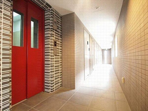 【外観】【エレベーター】　落ち着いた色をあしらった重厚感あふれる壁面と赤色を採用したデザイン性あふれるエレベーター☆　　ワンランク上の暮らしを追求するマンションです♪♪