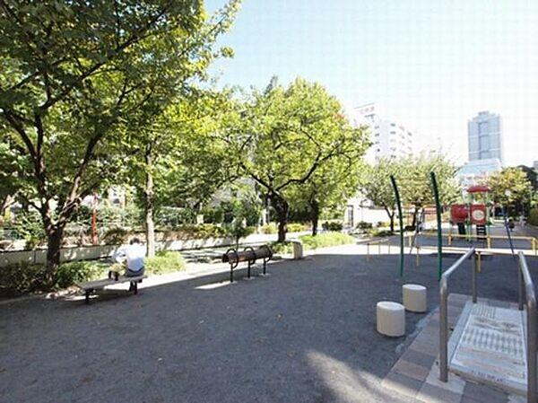 【外観】【周辺環境】　写真は久松児童公園の様子です。　その他、付近には久松警察署があります。　落ち着いた住みやすい環境が広がっていますよ♪