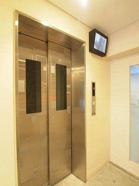 【外観】共用エレベーターの内部をモニターで確認ができます。