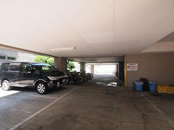 【外観】駐車場　一部の区画は建物下にあり、雨に濡れずに利用できます。