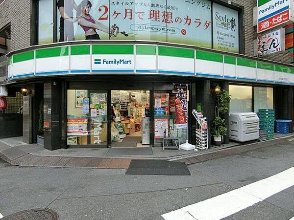 【周辺】コンビニ「ファミリーマート北大塚二丁目店まで63m」
