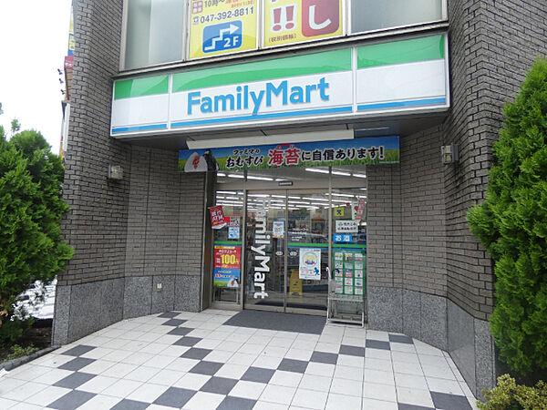 【周辺】コンビニ「ファミリーマート新八柱駅前店まで211m」