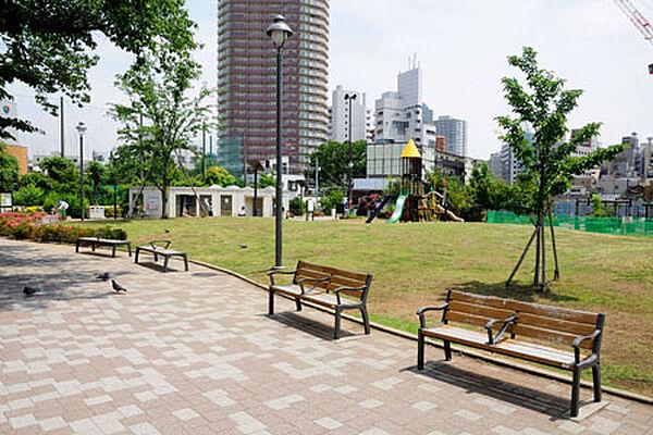 【周辺】公園「新宿区立富久さくら公園まで813m」