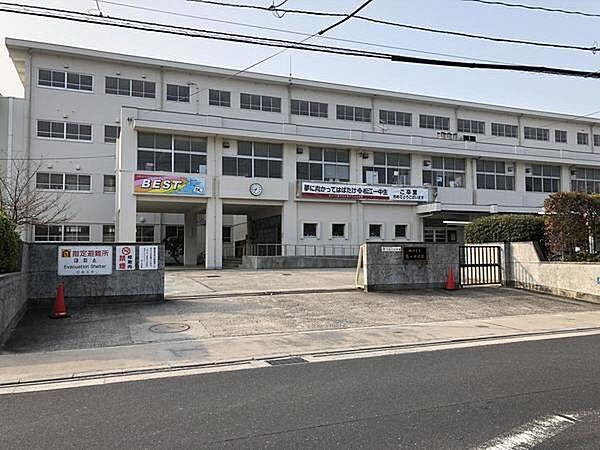 【周辺】江戸川区でも一、二と言われる広い校庭とみどり溢れる教育環境を整えています。