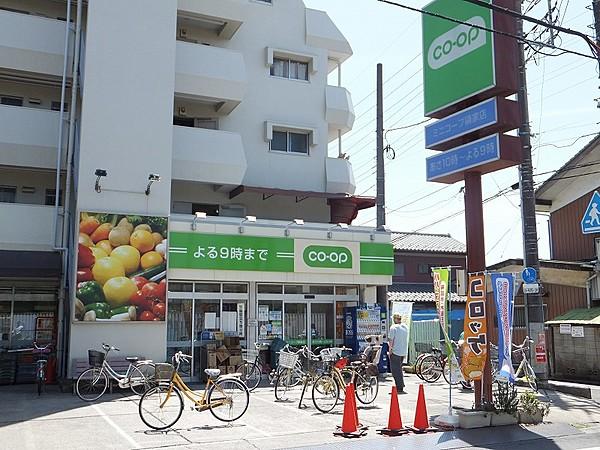 【周辺】ミニコープ領家店/定休日：年始　営業時間：10：00-21：00　生活必需品をコンパクトにそろえたスーパー。野菜は地元埼玉県産のものが多数置かれている。