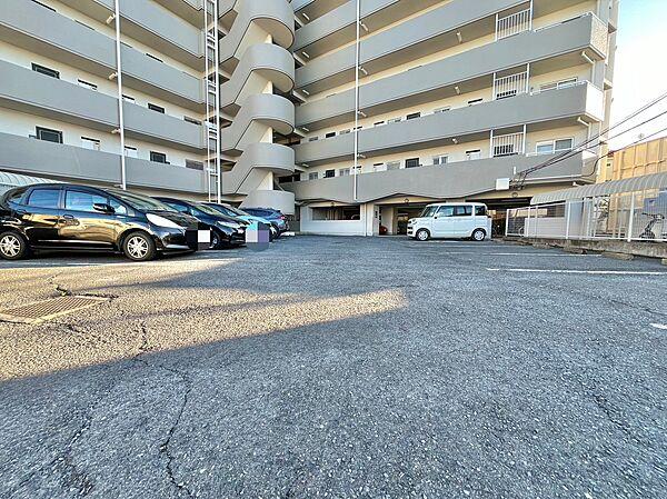 【駐車場】駐車スペースも広く駐めやすくなっております。日々お使いのお車もストレスなく駐車できそうです。