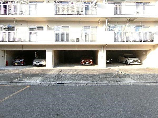 【駐車場】階下の駐車場です。