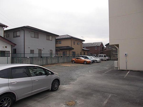 【駐車場】建物横と裏が駐車場になっています。